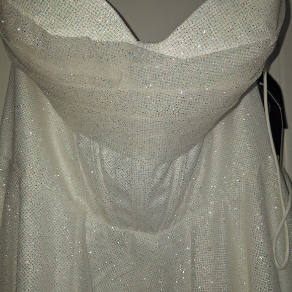 Beautiful Brand New Wedding Dress, NWT, Never worn - Picture 4 of 16